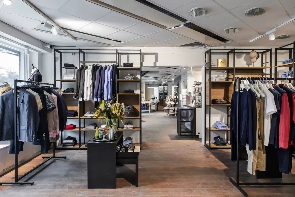 "È eccitante e divertente"Pernilla Lejnerborn afferma di aver apportato una svolta al suo negozio di interior design e di aver ottenuto spazio a un'estremità con un ampio reparto per la moda maschile.