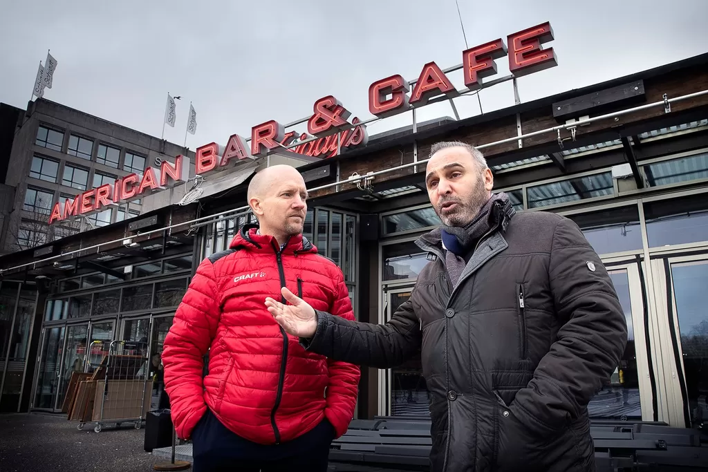 Albin Rännar et Tony Challma ont repris TGI Friday's en Suède après la pandémie corona.  Ils sont désormais obligés de fermer. 