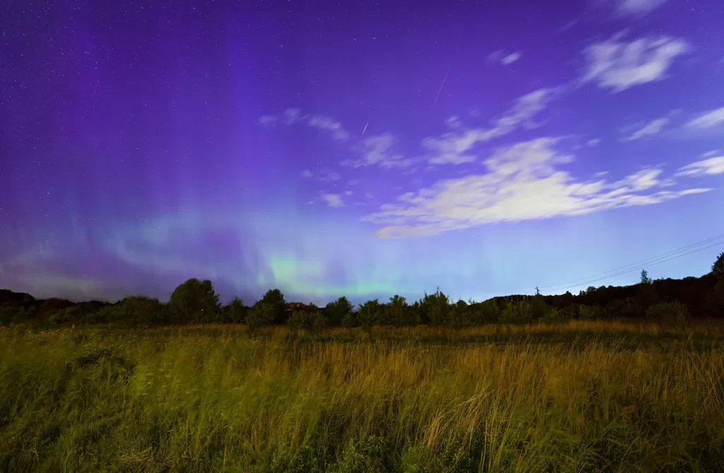 Aurores boréales et deux étoiles filantes à Älvnäsvägen sur Ekerö.