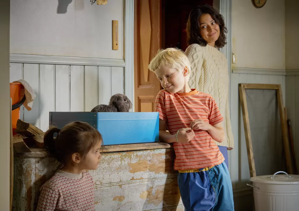 Skrållan (Clara Wachtmeister da Silva), Pelle (Elton Larsson) et Malin (Nora Rios).