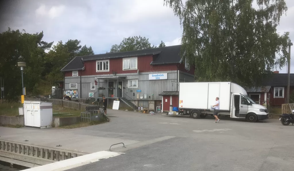 L'épicerie de Långvik sur Möja a été temporairement transformée en lieu de vie de Grankvist.