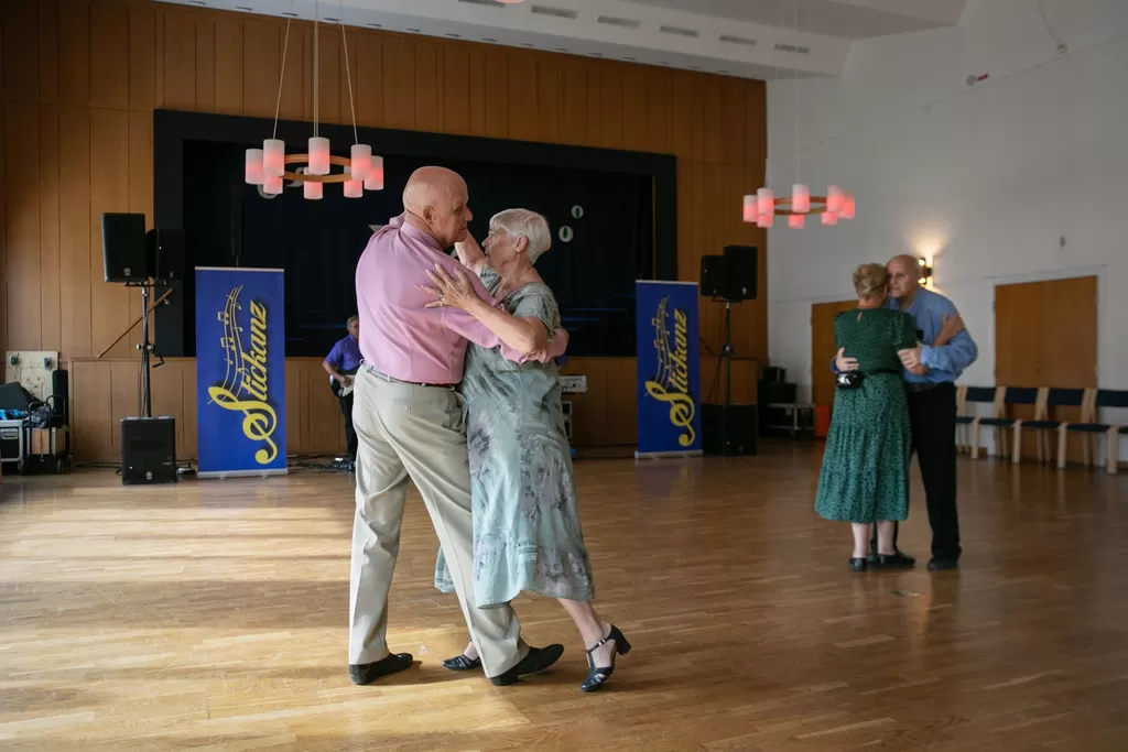 Mats Söderblom and Anita Johansson love to dance as a couple. They previously ran a dance club at Tellus Entertainment Centre in Södermalm. Now Mats helps book bands for Klubb 65 this fall. Kenneth Lindström and Paula dance in the background.