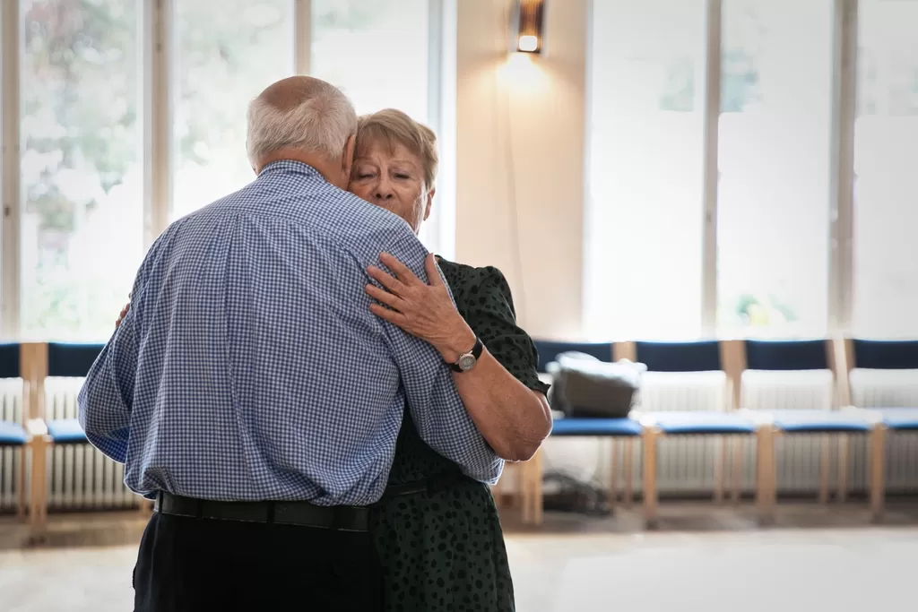 Kenneth Lindström, a resident of Södertälje, invited Paula, a resident of Midsummarkransen, to dance.