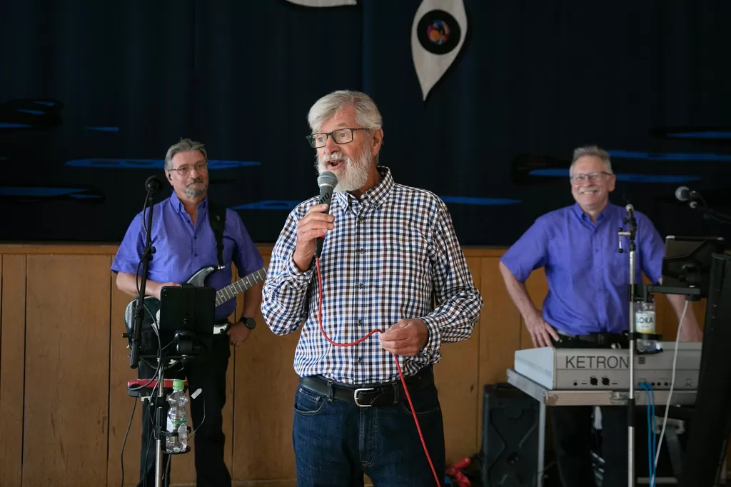 Hägerstensåsen citizen's house, when the autumn dance evening for the elderly begins, with a dance band on site. Pictured: Christer Bertling with the band Stickanz in the background.