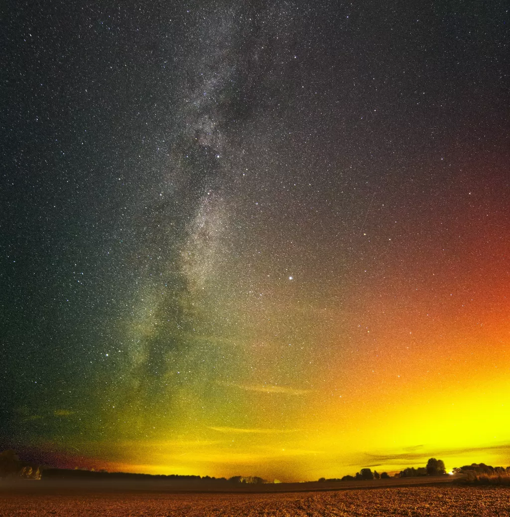 La Via Lattea e l'aurora boreale sui campi di Färentuna. L'immagine è stata ritagliata. 