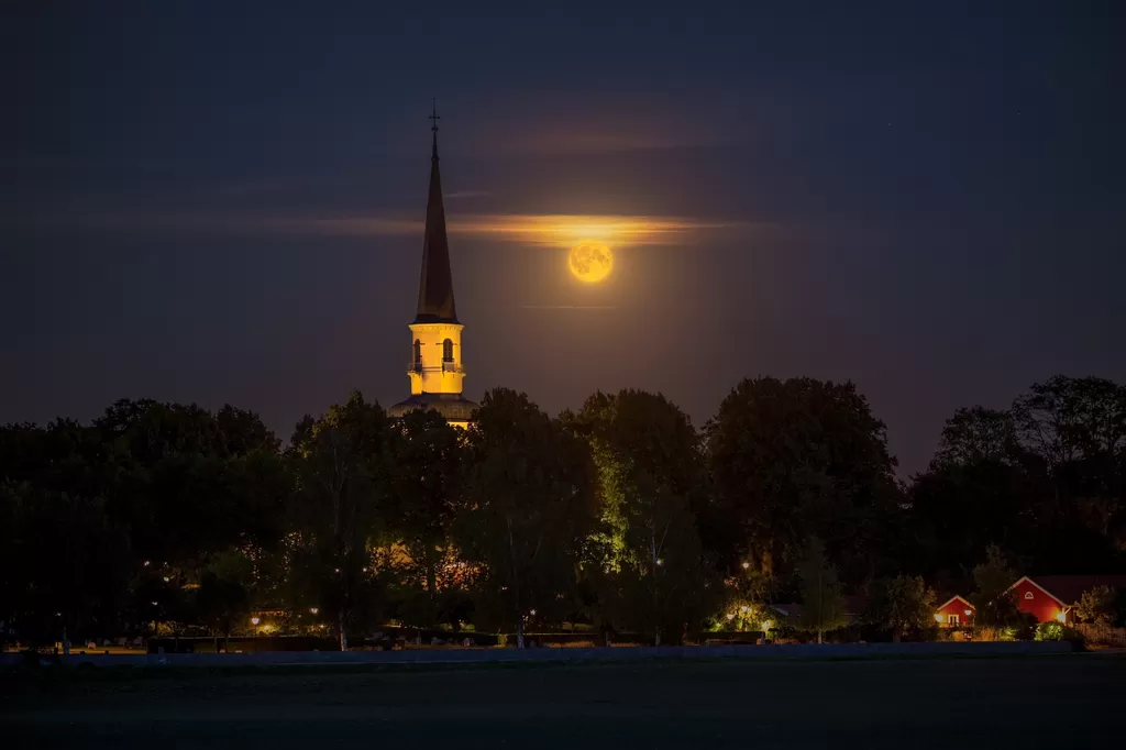 The super moon in August at Ekerö church. 