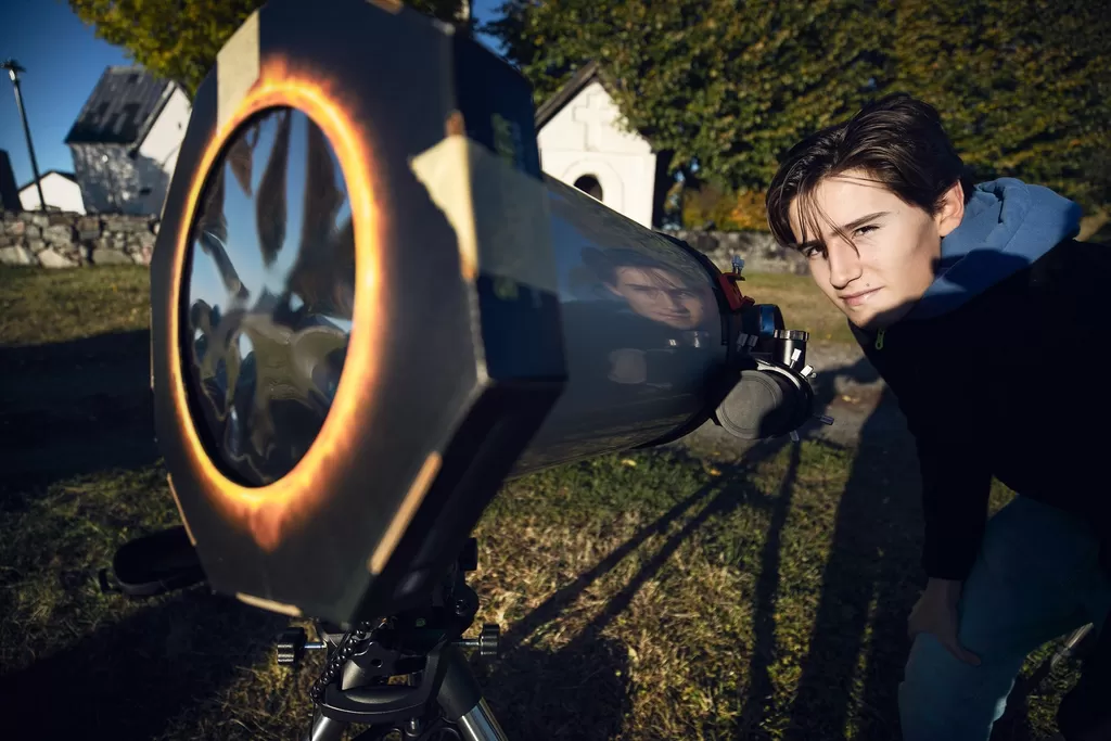 Alex Fernandez got his first telescope when he was 12 years old. He has since gotten a bigger one. -The more light a telescope lets in, the better your vision. A large telescope allows more light to enter, it is like a bucket of water holding more. 