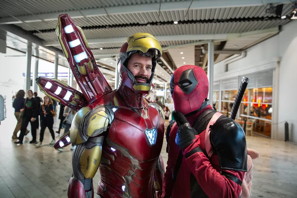 Stefan Lindström habillé en Iron Man et Michael Wernerson habillé en Deadpool.