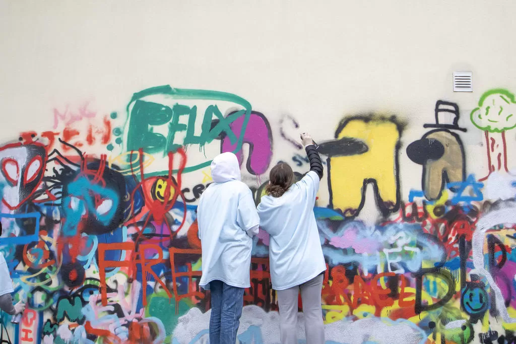 Graffiti färgsatte elevskåp på skola